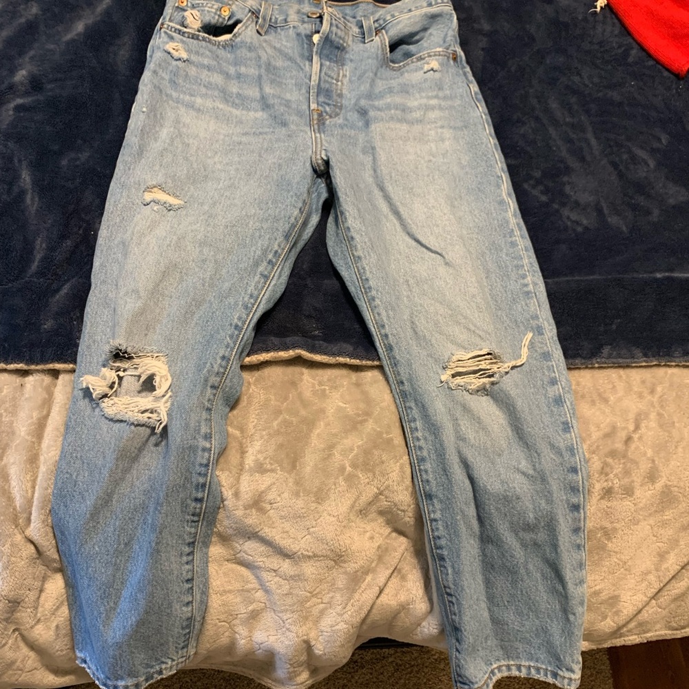 Woman’s Ripped 501 Levi’s size 28w 26l
